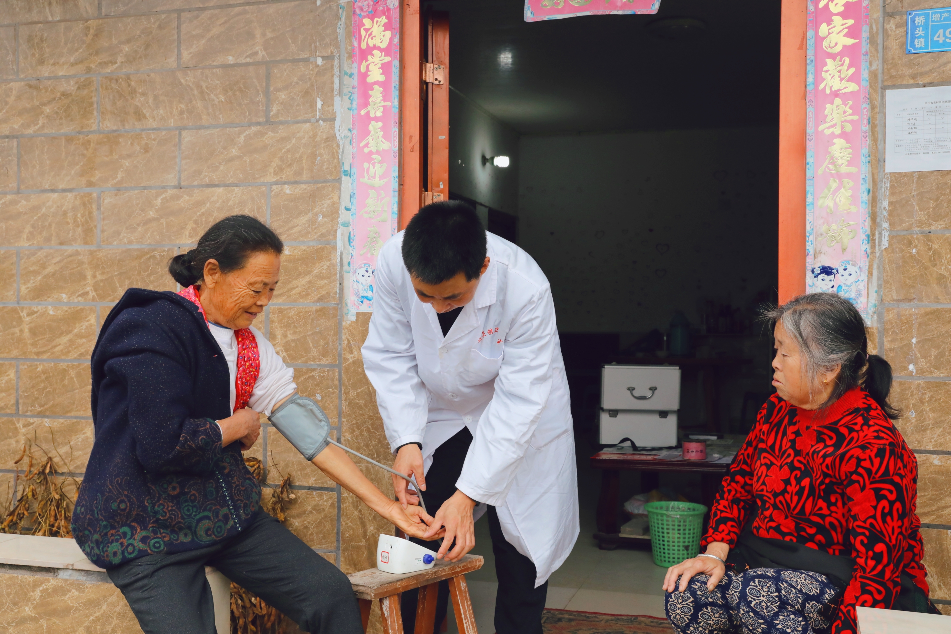 为村民测量血压.jpg