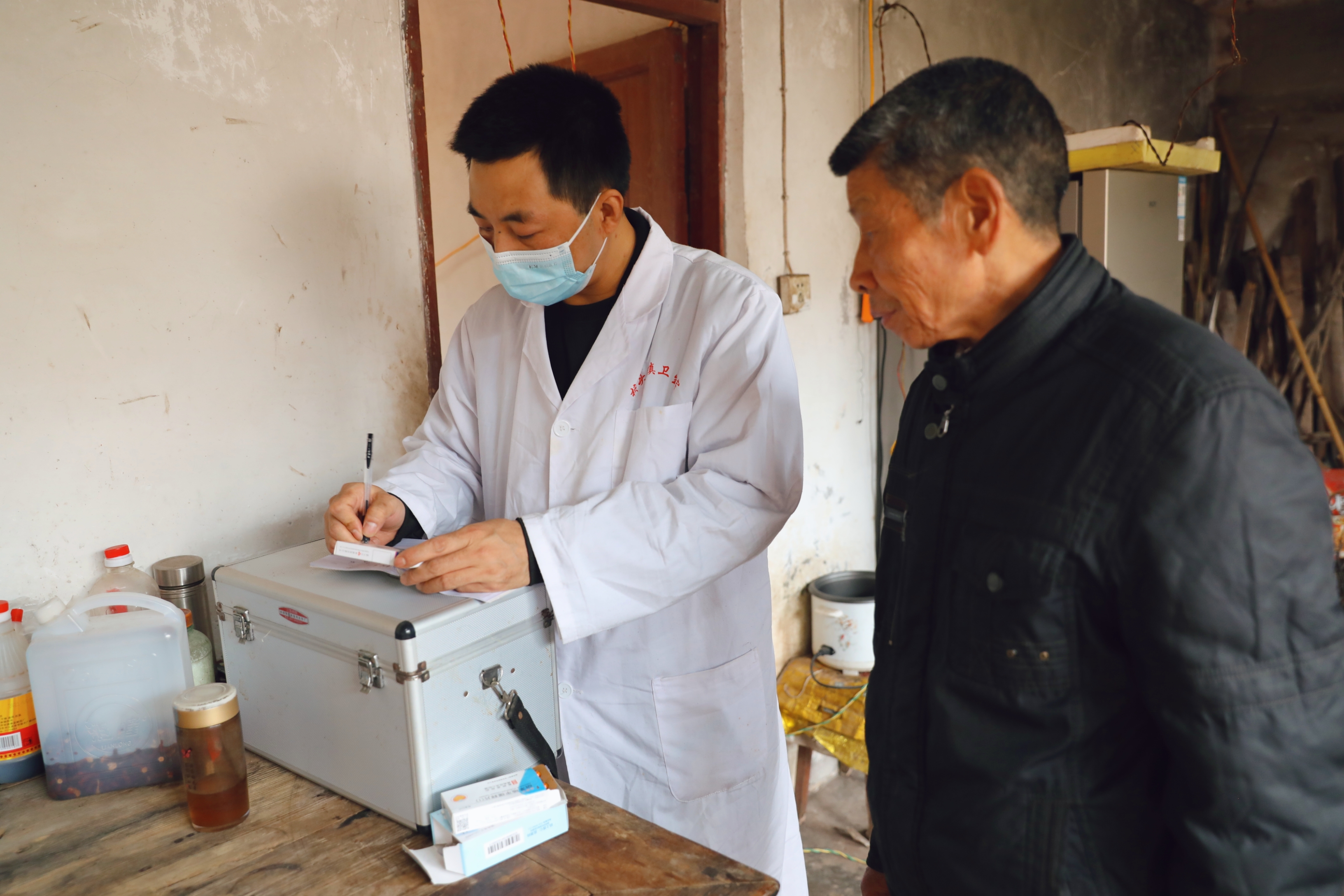 为村民查看病情.jpg