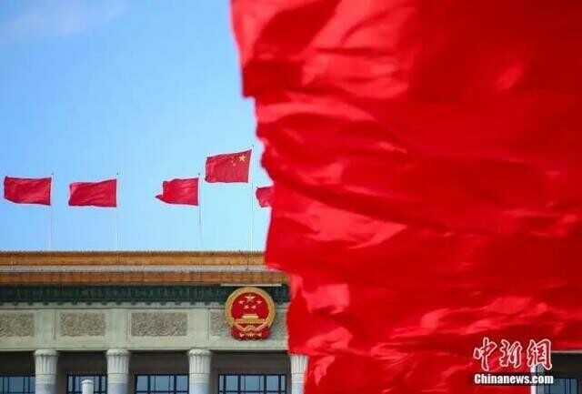 资料图：红旗飘扬。中新社记者 刘震 摄