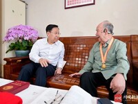 王晓晖施小琳于立军走访慰问参加过抗战的老战士老同志并颁发“中国人民抗日战争胜利80周年”纪念章