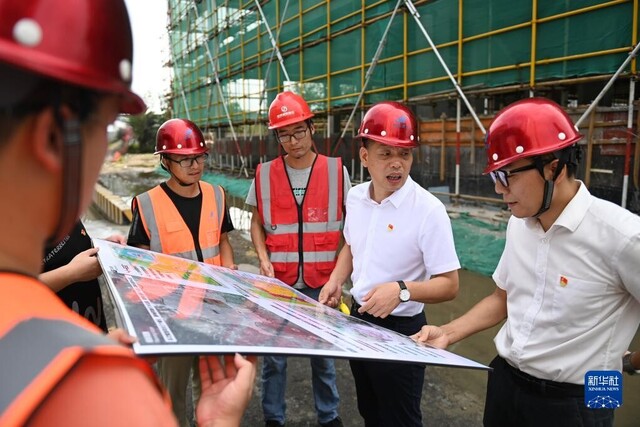 在浙江省宁波市奉化区萧王庙街道滕头村，二十大代表、滕头村党委书记、村委会主任傅平均（右二）在村党群服务中心大楼建设工地察看施工进展（2022年9月16日摄）。新华社记者 黄宗治 摄