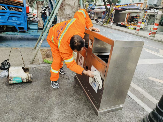 环卫工人清理垃圾 (1).png