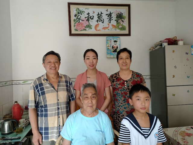 吴玉成一家全家福