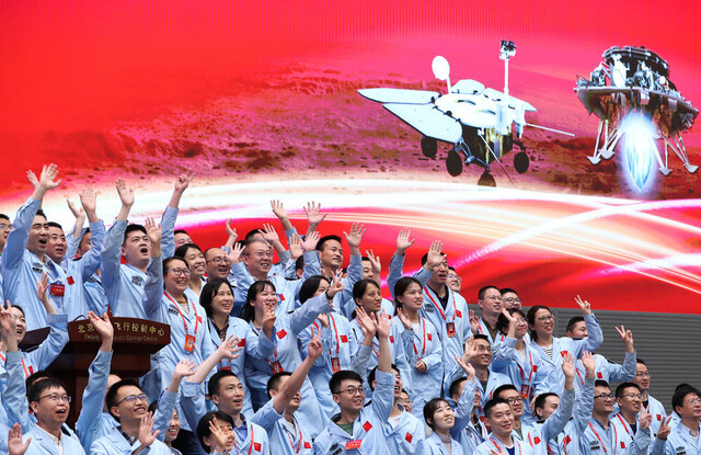 2021年5月15日7时18分，天问一号着陆巡视器成功着陆于火星乌托邦平原南部预选着陆区，我国首次火星探测任务着陆火星成功。这是航天科研人员在北京航天飞行控制中心指挥大厅庆祝。新华社记者 金立旺 摄