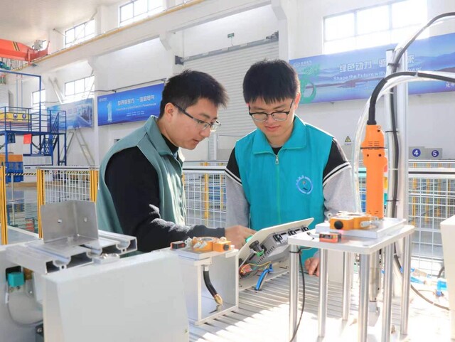西门子学徒制班学生在东方电气集团参与智能制造实验室产线项目.jpg