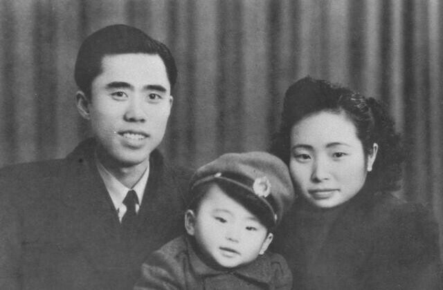 江姐和丈夫彭咏梧、儿子彭云的合影