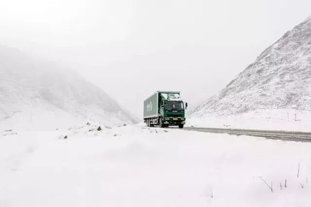 △其美多吉驾车行驶在雪线邮路上