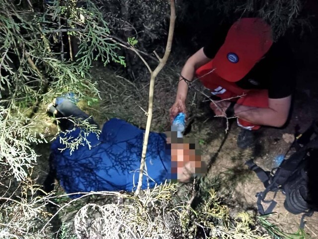 救援队寻找到老人并检查身体状况（受访者供图）