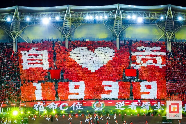 用塑料袋拼成的创意Tifo 记者 周馨钰 摄.jpg