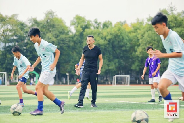 龙开春（中）指导球员训练.jpg