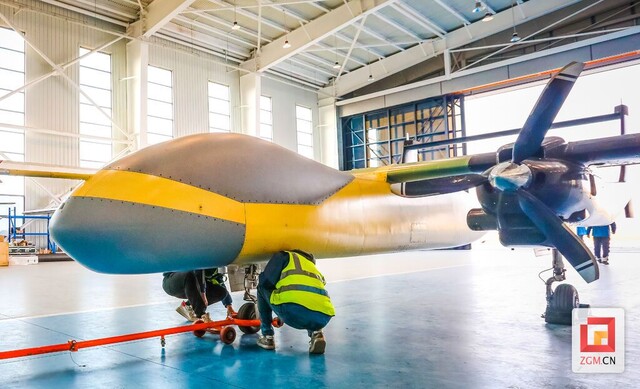 自贡航空产业园内，专业人员正在做无人机检查调试工作 记者  宋姿熠 摄.jpg