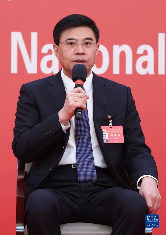这是宁夏回族自治区党委常委、宣传部部长李金科在回答记者提问。新华社记者 陈建力 摄