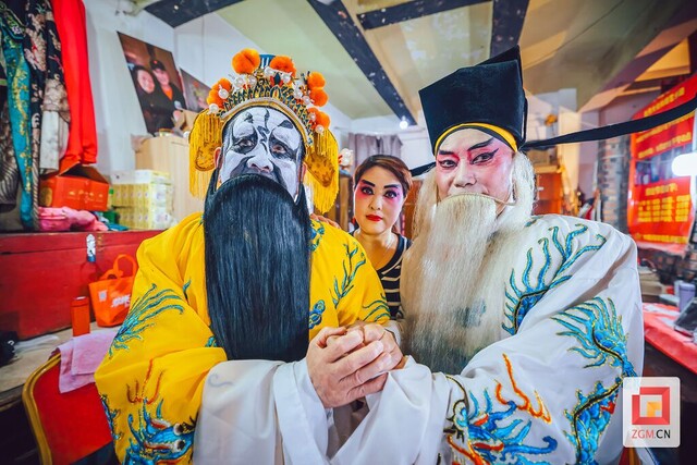后台的互助，也是技艺与戏德的传承。老师傅的手，不仅是在系一根腰带，更是在为师兄弟系上规矩、系上责任。记者 宋姿熠 摄.jpg