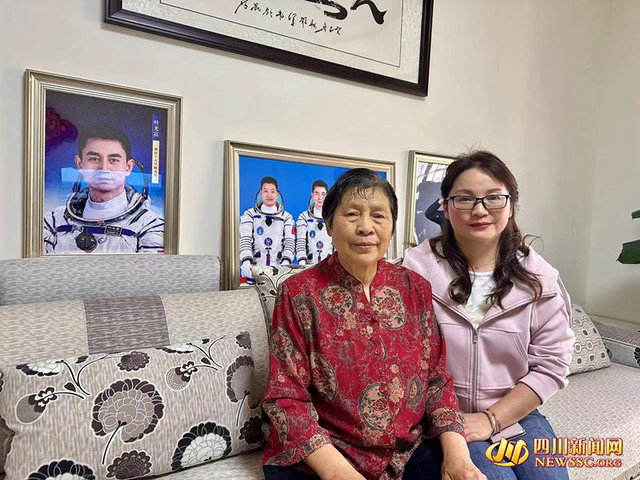 叶光富母亲与姐姐接受记者采访_副本.jpg