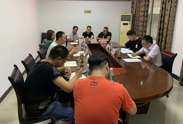 区纪委监委工作人员对莲花镇风险排查工作进行指导.png