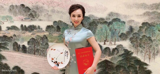 张燕手捧梅花奖证书。