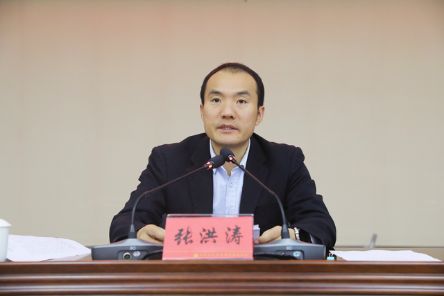 张洪涛代表区委领导班子作2022年度工作情况报告