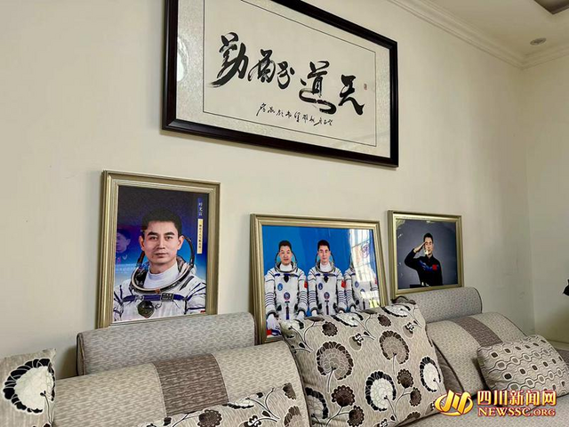 叶亚丹家里叶光富执行神舟十八号载人飞行任务的照片_副本.jpg