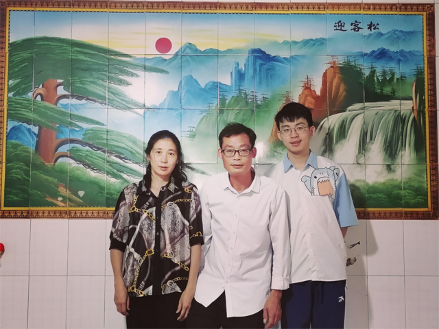 旷斗贵一家全家福