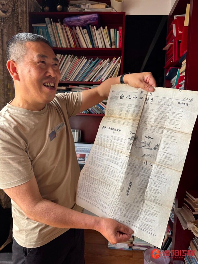 2011年，《人民日报》刊发了六首杨俊富的诗歌。.jpg