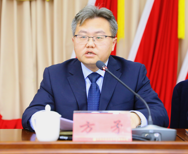 ▲区委副书记、区长方矛对《中共自贡市贡井区委关于深入学习贯彻落实党的二十大精神在全面建设社会主义现代化国家新征程上奋力谱写新时代贡井高质量跨越发展新篇章的决定（草案）》做说明