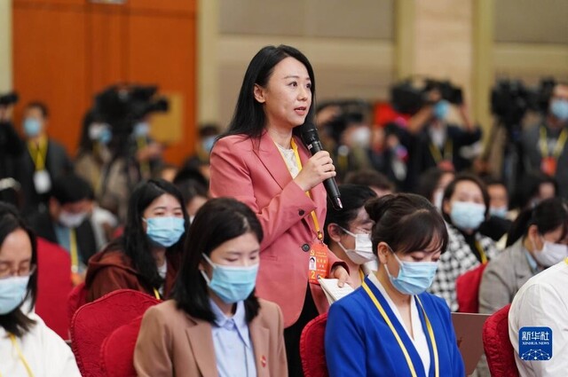 这是记者在分会场提问。新华社记者 陈晔华 摄