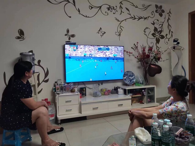 杨榴一家人正在观看杨榴比赛.jpg