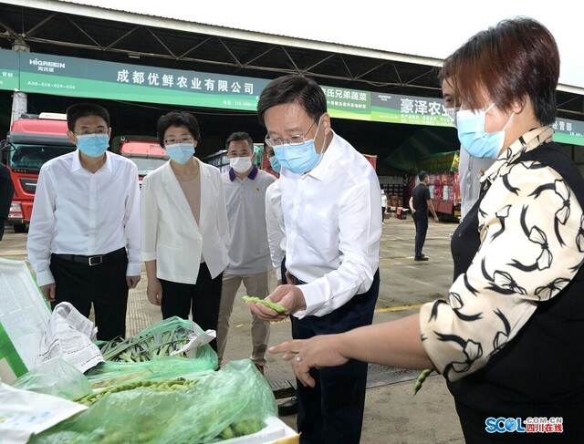 9月2日，省委书记王晓晖在成都检查督导疫情防控工作，看望慰问防疫一线的干部职工。在位于双流区的成都农产品中心批发市场，王晓晖到交易区详细了解货源组织、供应销售、价格走势、物流运送等情况。