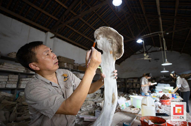 胡永忠专注工作中 记者 叶卫东 摄.jpg