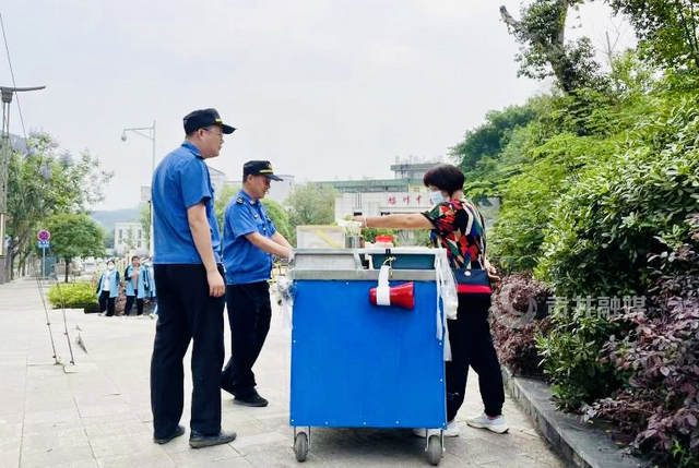 清理考点周边占道游商