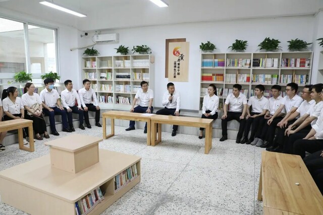 ▲刘杰对青年干部作出鼓励