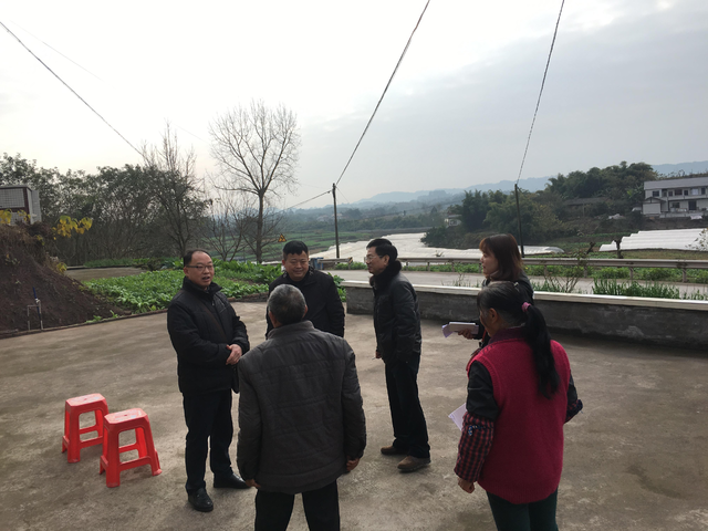 图为2019年12月20日第三巡察组到贫困户家中了解享受政策情况.png