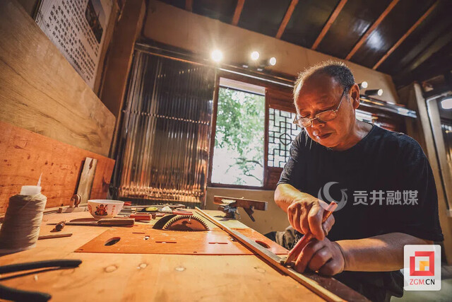 黄泽章在精心的选材和下料.jpg