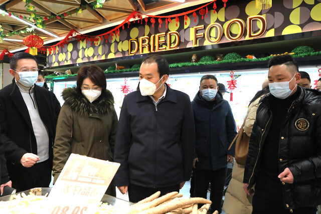 在邻里优选超市督导安全生产、食品安全、市场保供情况