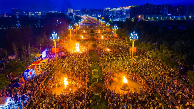 7月18日，西昌火把狂欢夜活动吸引了24.5万游客参与其中。杨黎明 摄.png