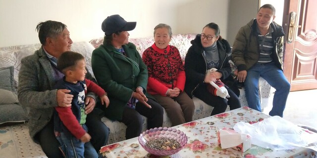刘骥（右二）和村民们在一起商讨致富措施。凉山州委组织部供图