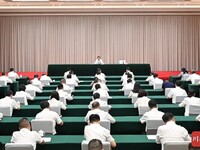 王晓晖向年轻干部讲学习教育专题党课