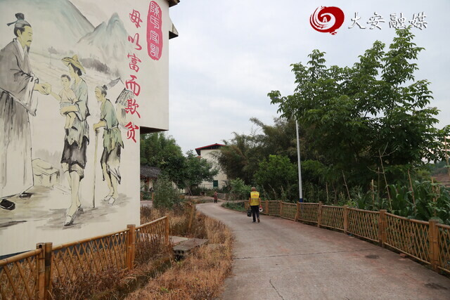八甲村1组01院落院长朱德贵傍晚走访中（黄明鑫 摄）