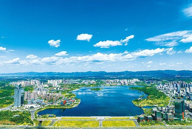波光粼粼的兴隆湖，见证着一座公园城市的拔节生长。图为兴隆湖全景。 四川天府新区融媒体中心供图 马骥/摄
