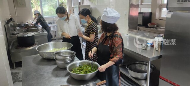 区教体局纪检组检查学校食堂疫情防控工作