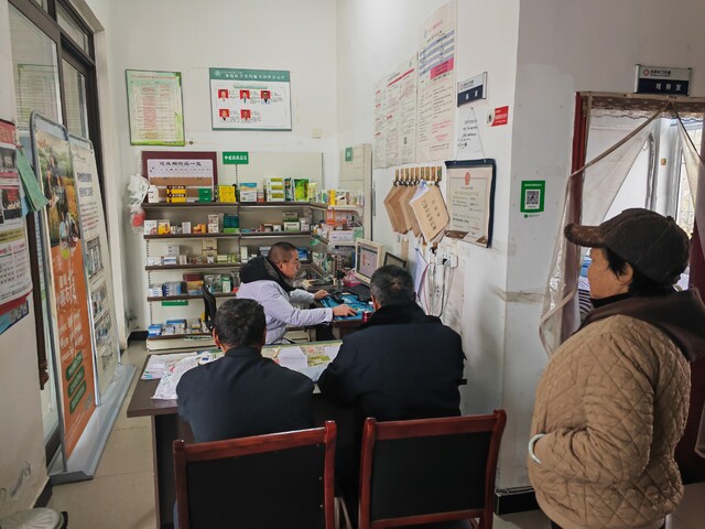 桥头镇白房村卫生院村医为村民开展诊疗.jpg