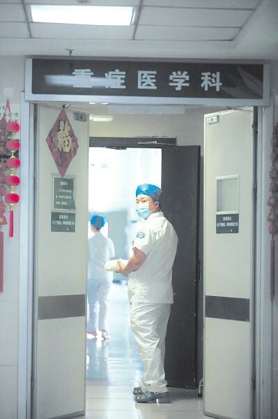 蒲洪亮每次走进重症监护室的大门总要回头看看门外，他清楚病人进入这道门意味着什么。而他，每天都在和死神较量。