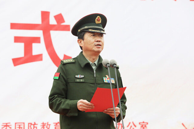 ▲自贡市委常委、军分区大校司令员秦磊出席活动并讲话