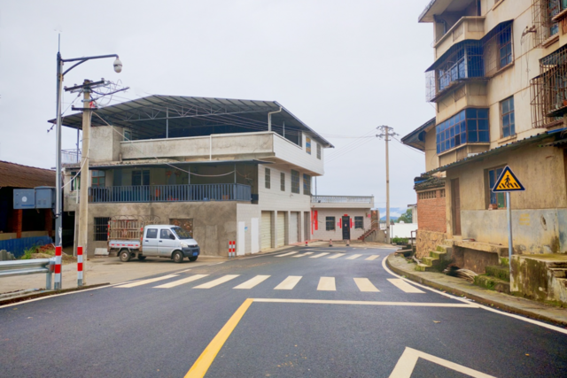 乌拉村宽阔整洁的红兰路  (3).jpg