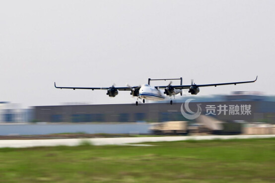 大型多发无人机跨省物流场景首航 供图 自贡航空产业园.jpg
