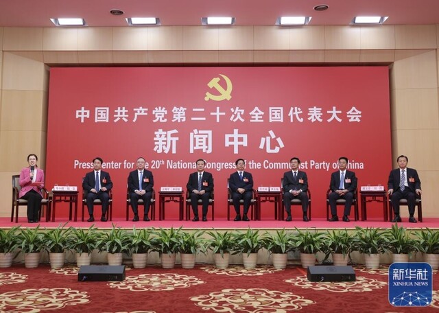10月18日，中国共产党第二十次全国代表大会新闻中心举行集体采访，请北京、天津、河北、山西、内蒙古、辽宁、吉林代表团新闻发言人出席，介绍代表团学习讨论二十大报告情况，并回答记者提问。新华社记者 陈建力 摄