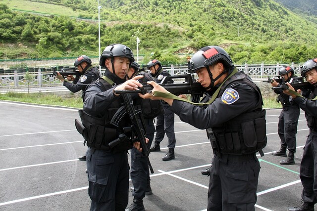 徐凯（左）带队训练.jpg