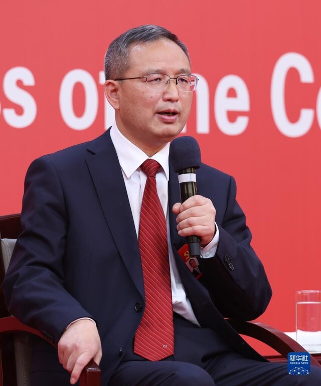 这是新疆维吾尔自治区党委副书记、宣传部部长张春林在回答记者提问。新华社记者 陈建力 摄