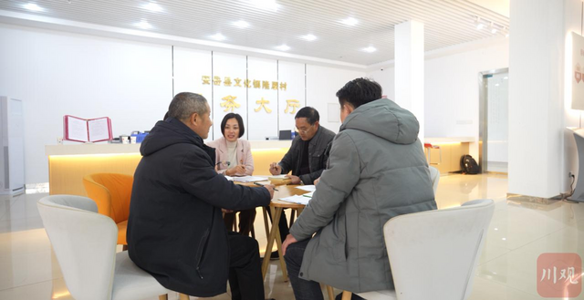 刘艳英向村民宣讲全国两会精神。