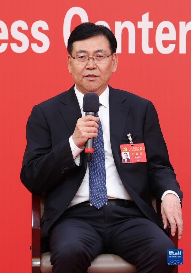 这是青海省委常委、西宁市委书记陈瑞峰在回答记者提问。新华社记者 张玉薇 摄